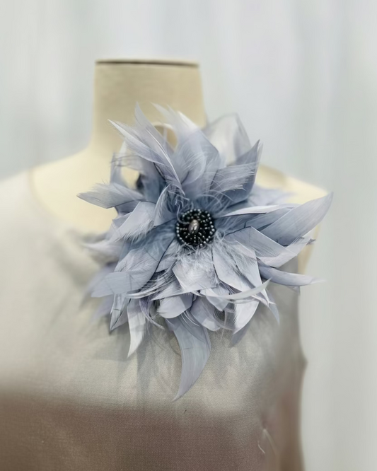 Spilla in piume vere/ bottone- azzurro/grigio