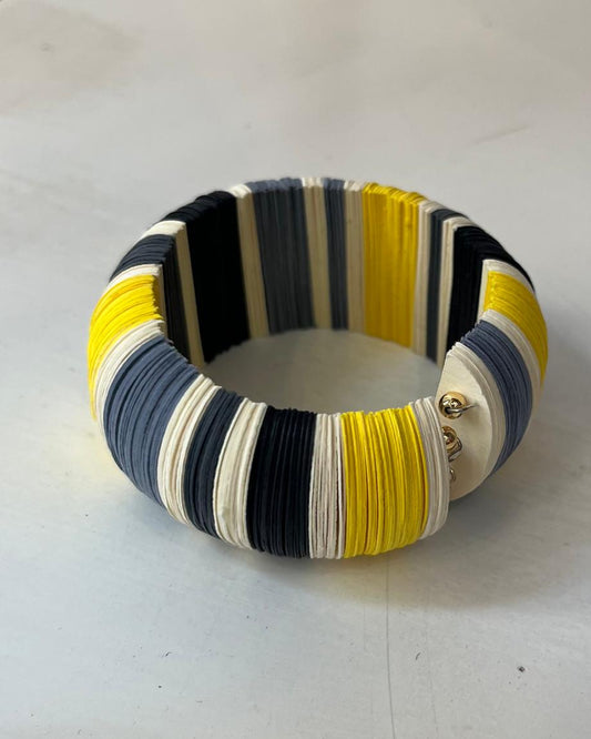 Bracciale a cerchio a righe nero, giallo, bianco e grigio