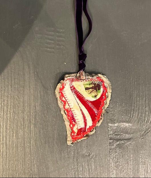 Collana cuore sacro tessuto (laccetto viola)