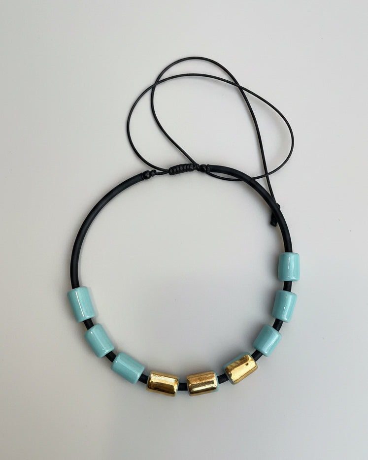 Girocollo in ceramica - cilindretti azzurri