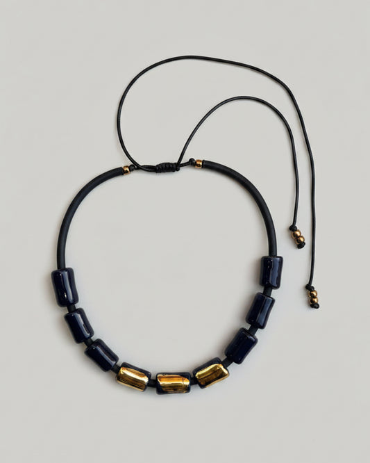 Girocollo in ceramica - cilindretti blu e oro