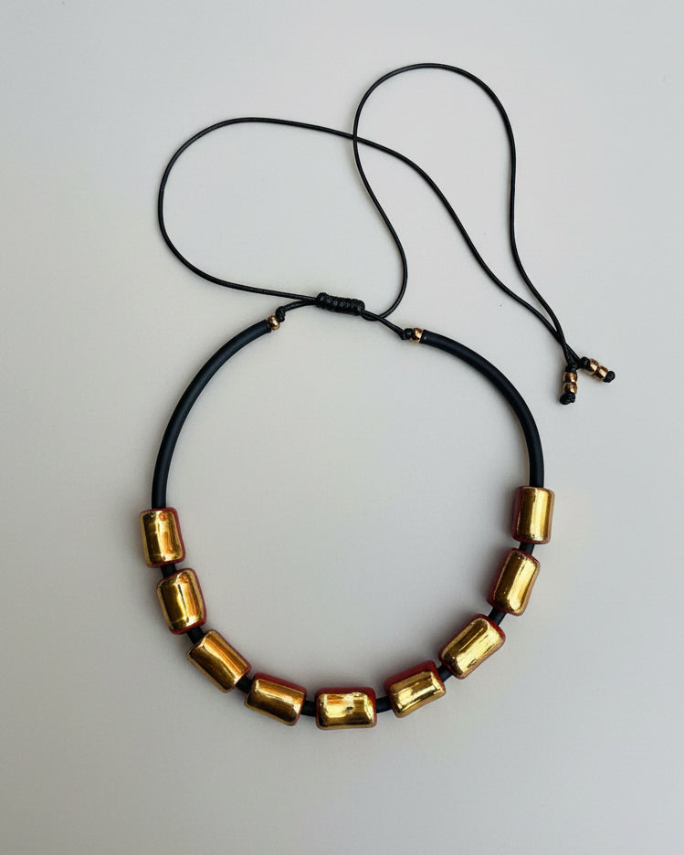 Girocollo in ceramica - cilindretti oro e rosso