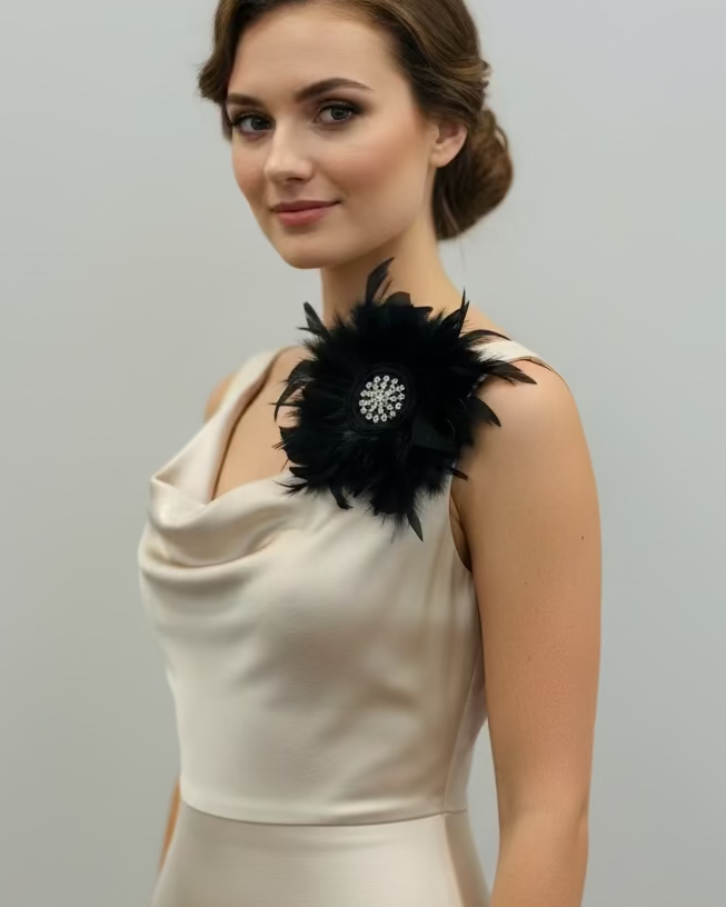 Spilla in piume vere/ bottone- nera-mod 1
