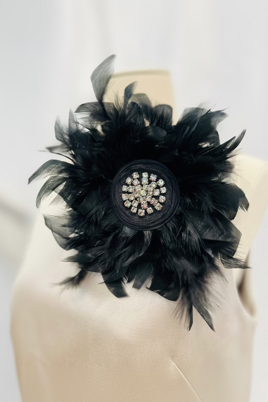 Spilla in piume vere/ bottone- nera-mod 1