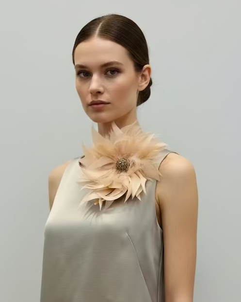 Spilla in piume vere/ bottone- rosa pallido mod 1