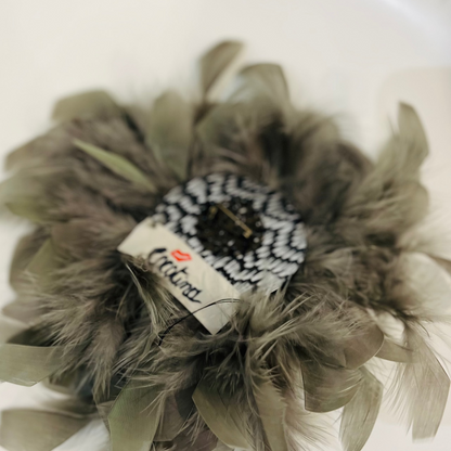 Spilla in piume vere/ bottone- grigio chiaro
