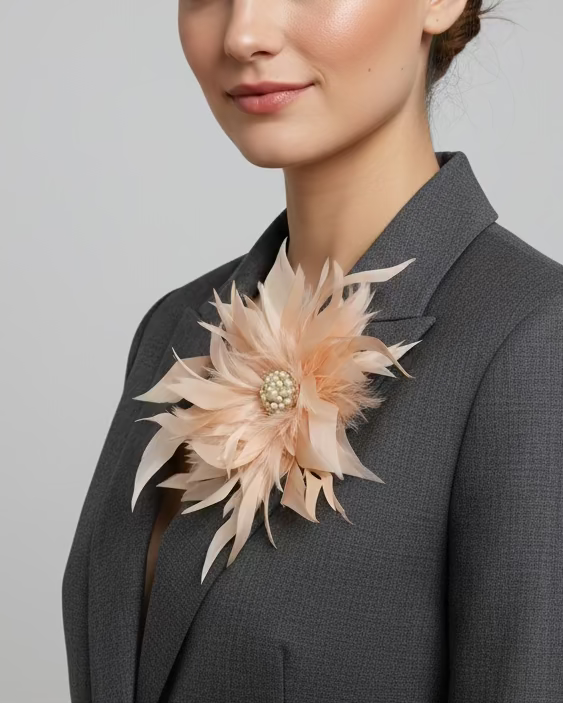 Spilla in piume vere/ bottone- rosa pallido mod 2