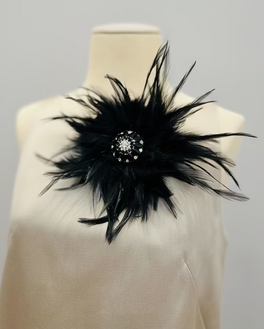 Spilla in piume vere/ bottone- nera-mod 4