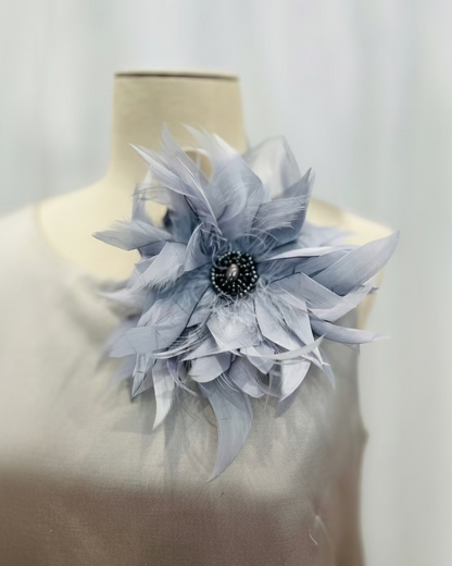 Spilla in piume vere/ bottone- azzurro/grigio