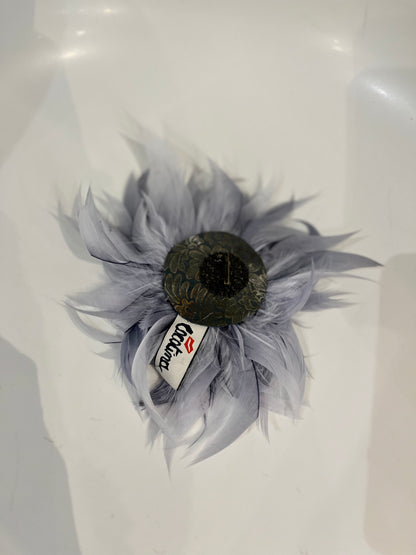 Spilla in piume vere/ bottone- azzurro/grigio