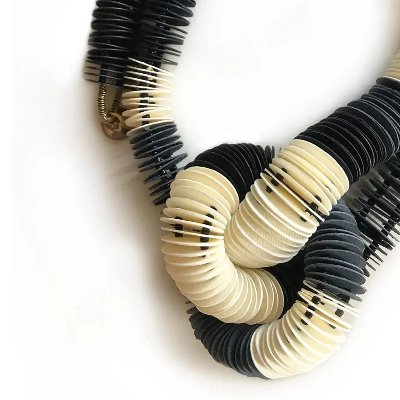 Collana corta a 3 colori