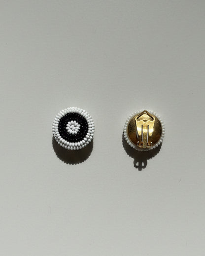 Orecchino vintage bicolore bianco e nero