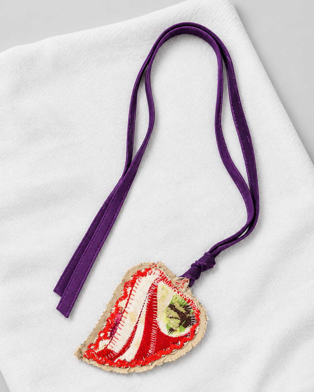 Collana cuore sacro tessuto (laccetto viola)