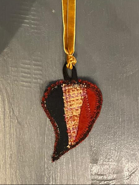 Collana cuore sacro tessuto (laccetto senape)