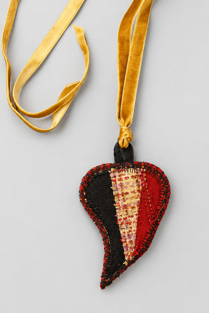 Collana cuore sacro tessuto (laccetto senape)