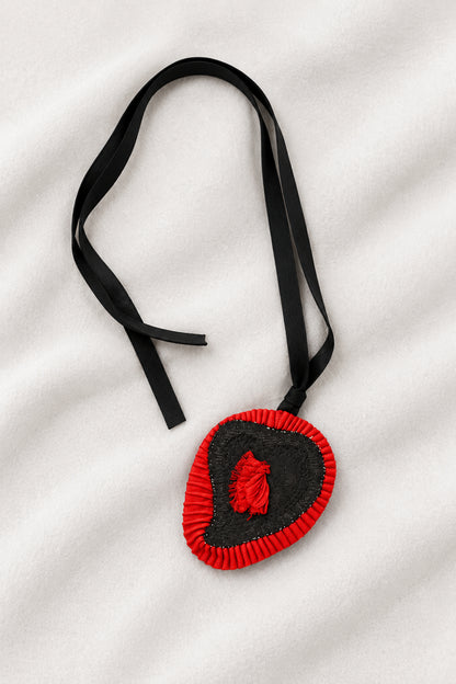Collana cuore sacro tessuto (laccetto nero)
