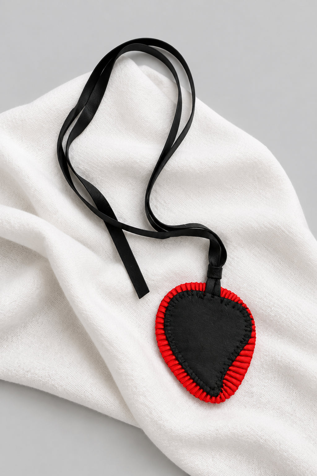 Collana cuore sacro tessuto (laccetto nero)