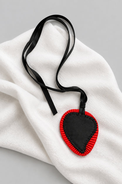 Collana cuore sacro tessuto (laccetto nero)