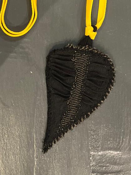 Collana cuore sacro tessuto (laccetto giallo)