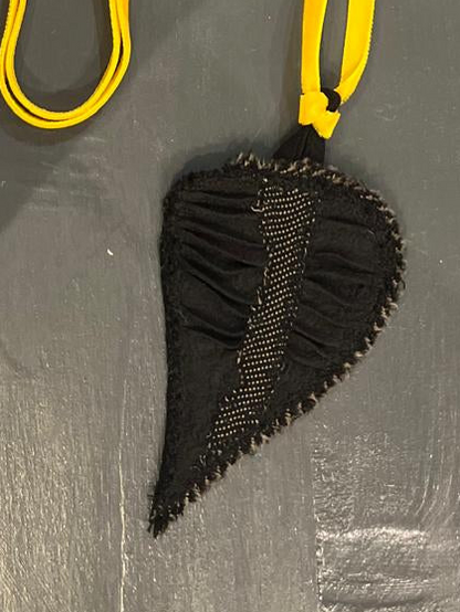 Collana cuore sacro tessuto (laccetto giallo)