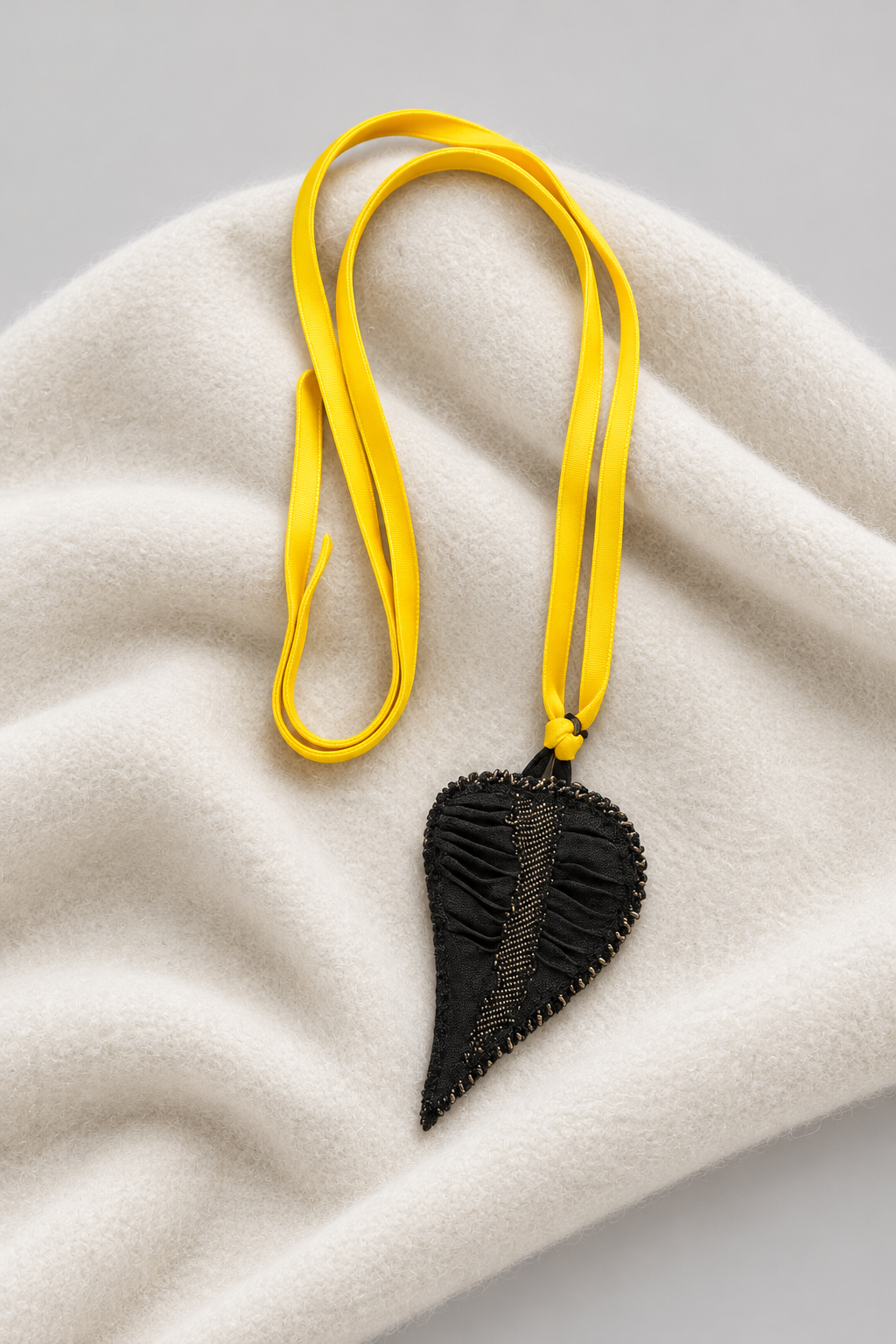 Collana cuore sacro tessuto (laccetto giallo)