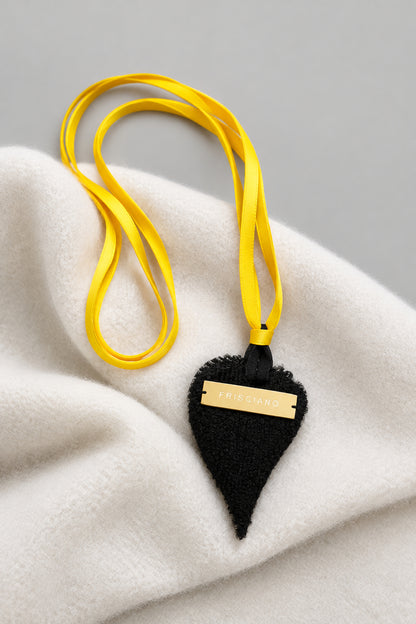 Collana cuore sacro tessuto (laccetto giallo)