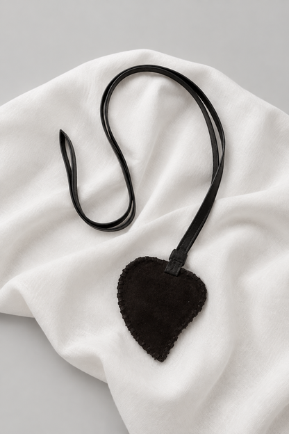 Collana cuore sacro tessuto (laccetto nero)