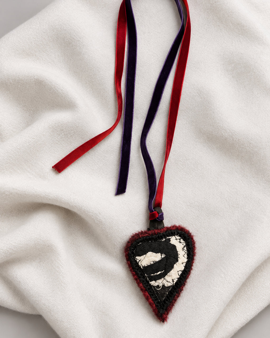 Collana cuore sacro tessuto (laccetto rosso)