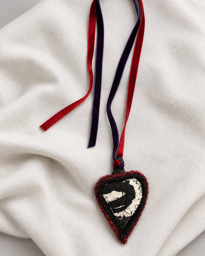 Collana cuore sacro tessuto (laccetto rosso)