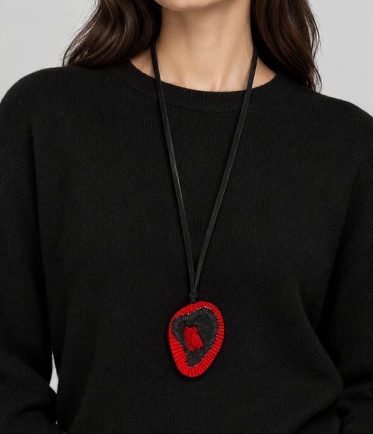 Collana cuore sacro tessuto (laccetto nero)