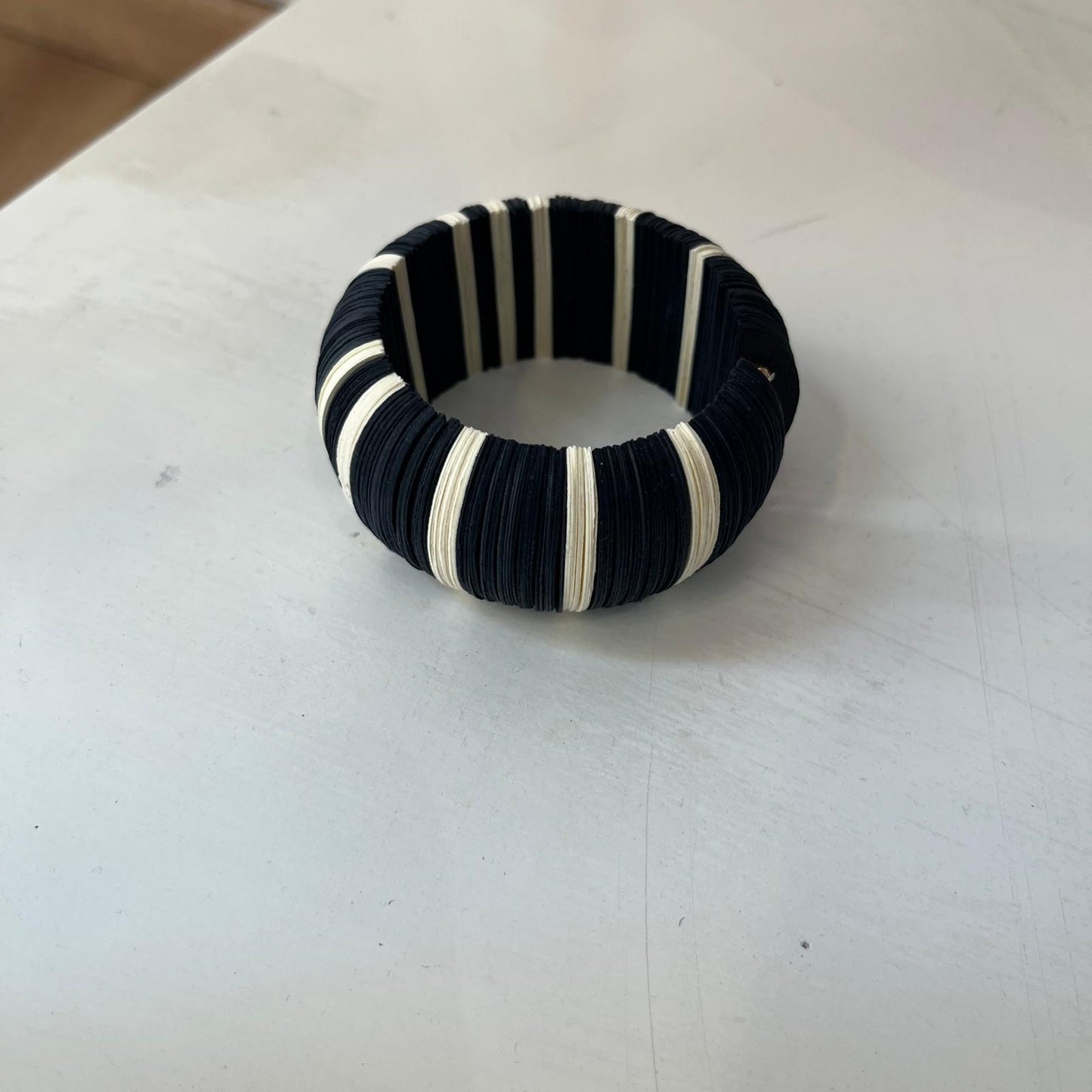 Bracciale a cerchio nero/righe bianche