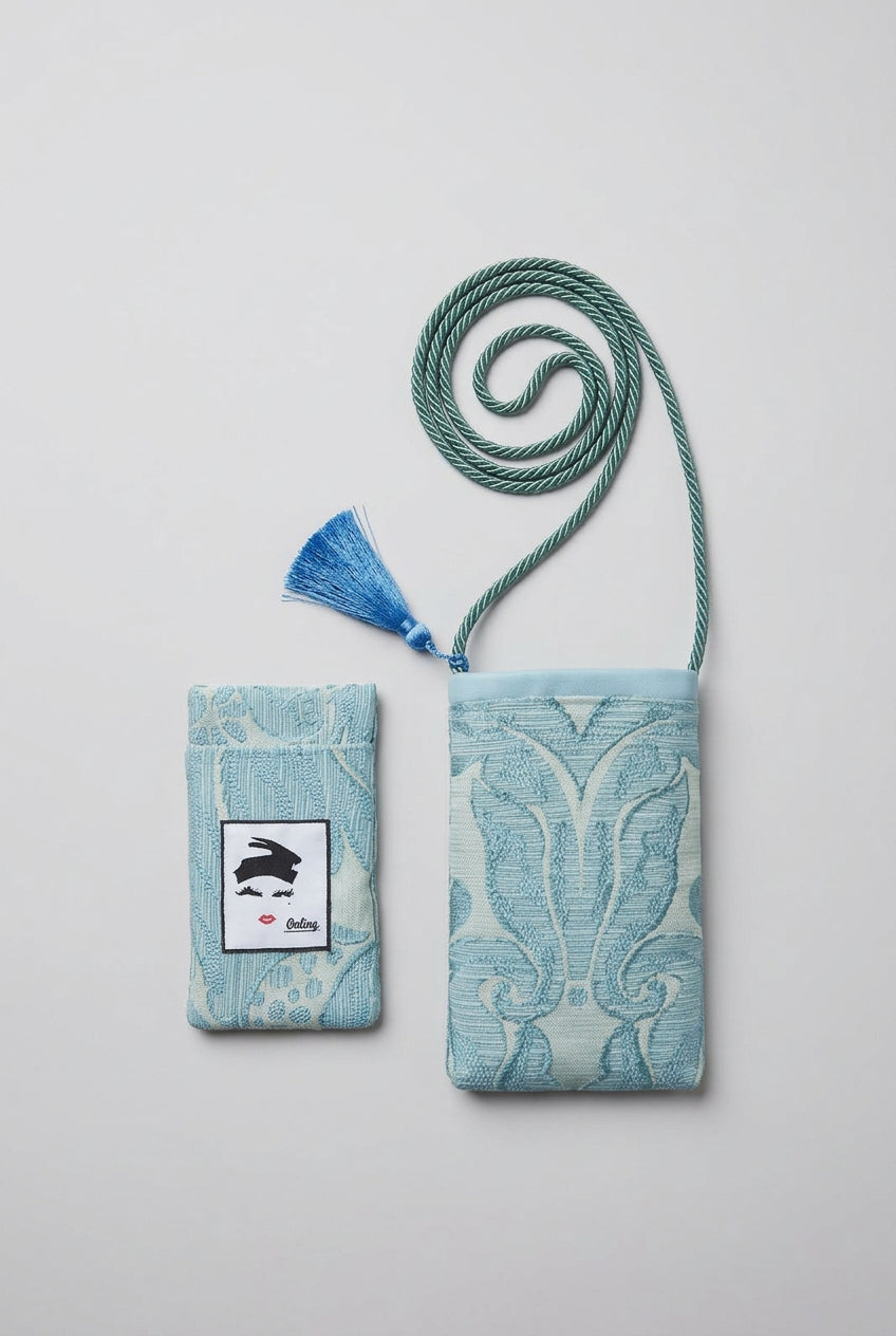 Porta cellulare azzurro damascato