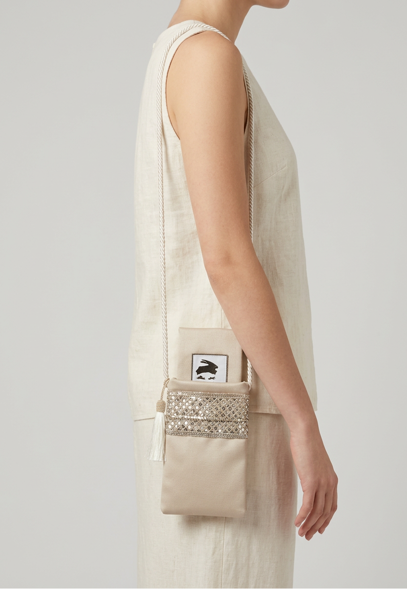 Porta cellulare beige ricamato