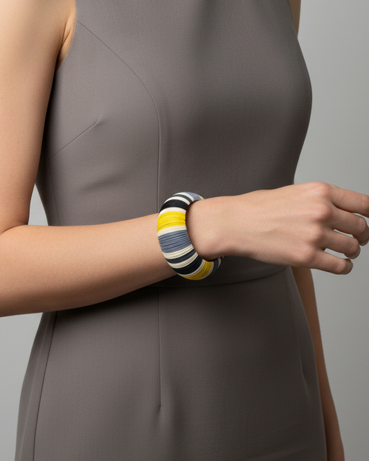 Bracciale a cerchio a righe nero, giallo, bianco e grigio