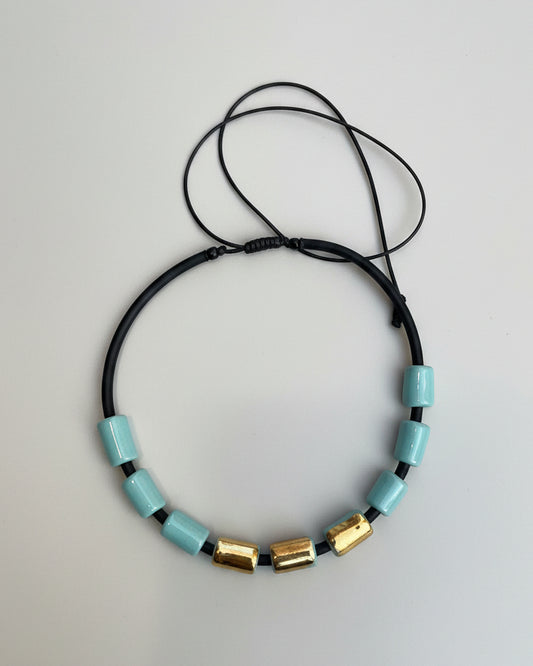 Girocollo in ceramica - cilindretti azzurri