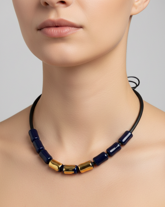 Girocollo in ceramica - cilindretti blu e oro