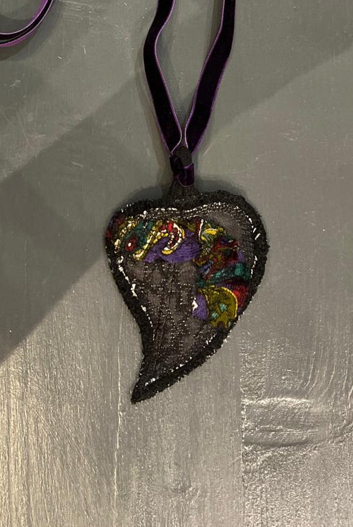 Collana cuore sacro tessuto (laccetto viola