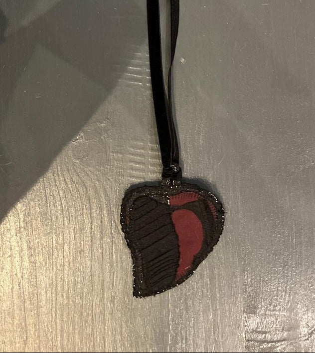 Collana cuore sacro tessuto (laccetto nero)