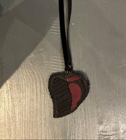 Collana cuore sacro tessuto (laccetto nero)