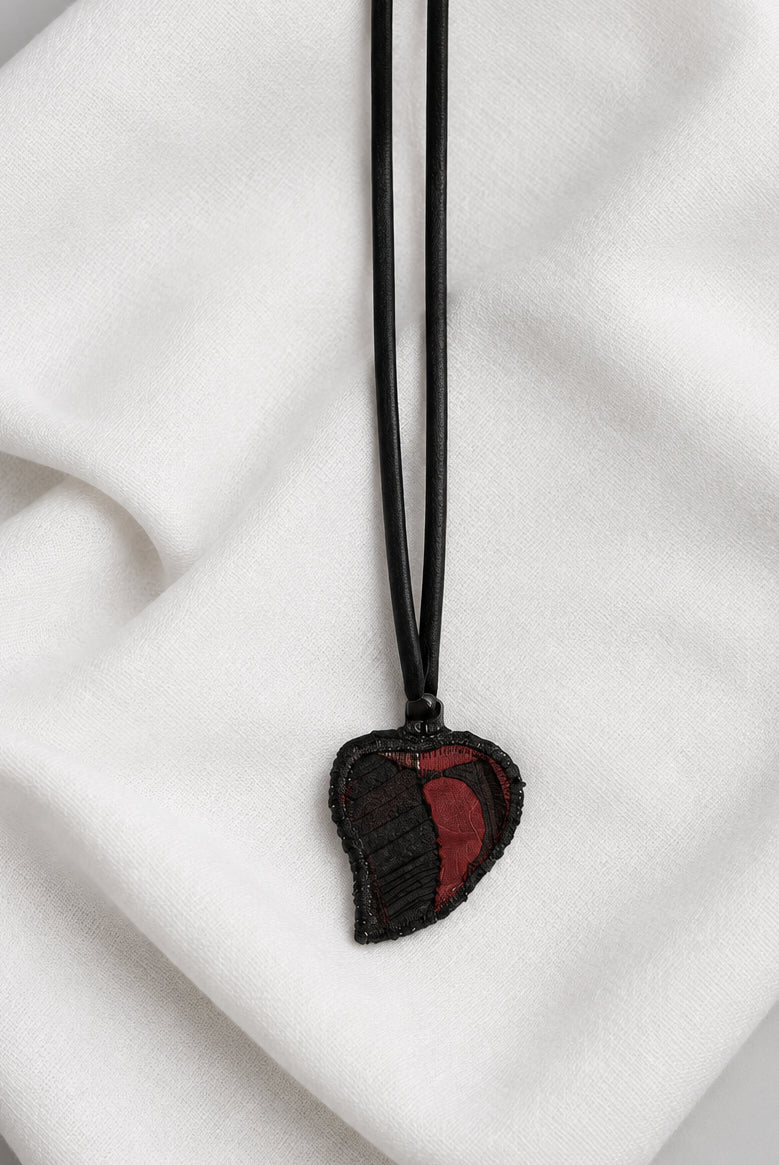 Collana cuore sacro tessuto (laccetto nero)