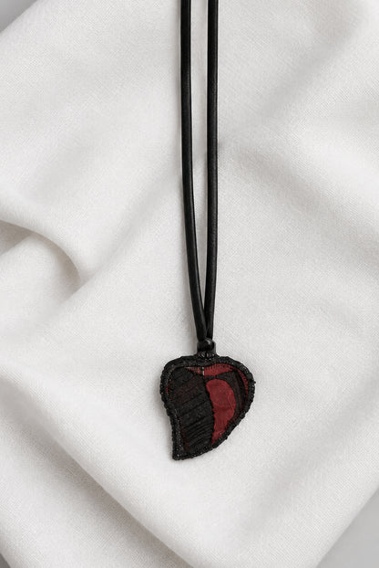 Collana cuore sacro tessuto (laccetto nero)