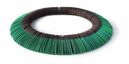 Collana girocollo in lamine di carta