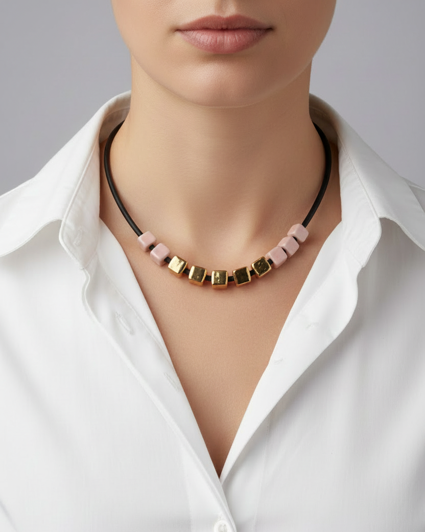 Girocollo in ceramica - cubetti rosa e oro