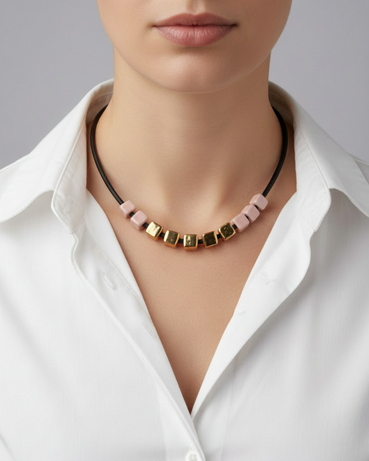 Girocollo in ceramica - cubetti rosa e oro