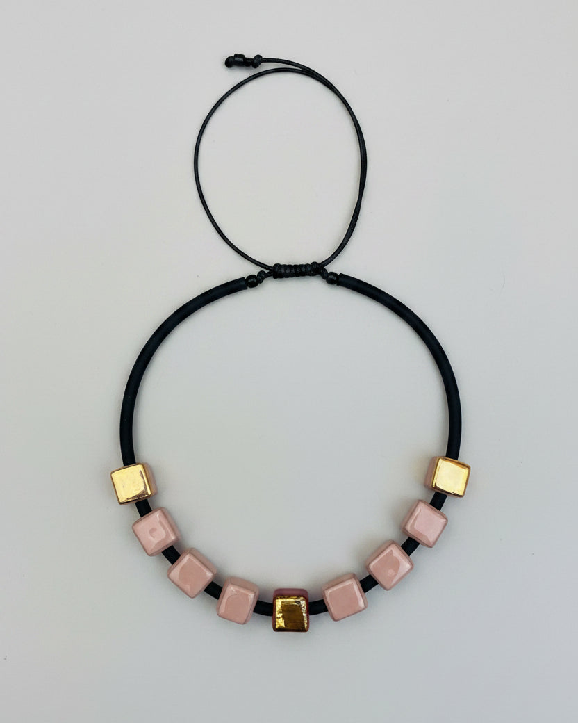 Girocollo in ceramica - cubetti rosa e oro