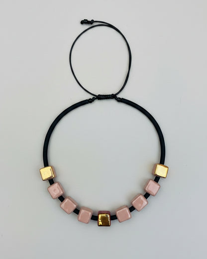 Girocollo in ceramica - cubetti rosa e oro