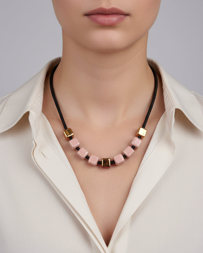 Girocollo in ceramica - cubetti rosa e oro