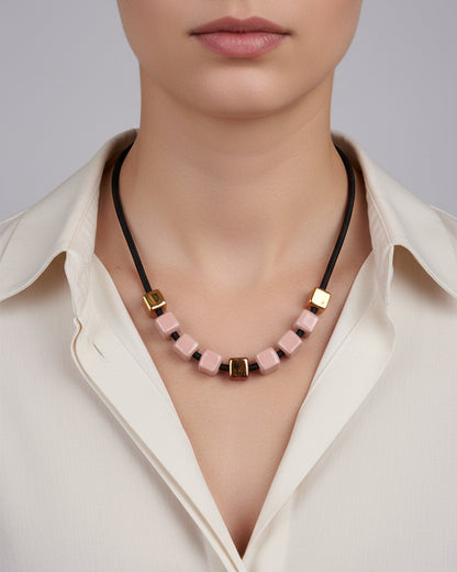 Girocollo in ceramica - cubetti rosa e oro