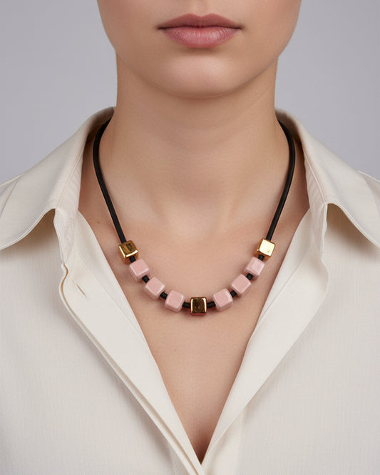Girocollo in ceramica - cubetti rosa e oro