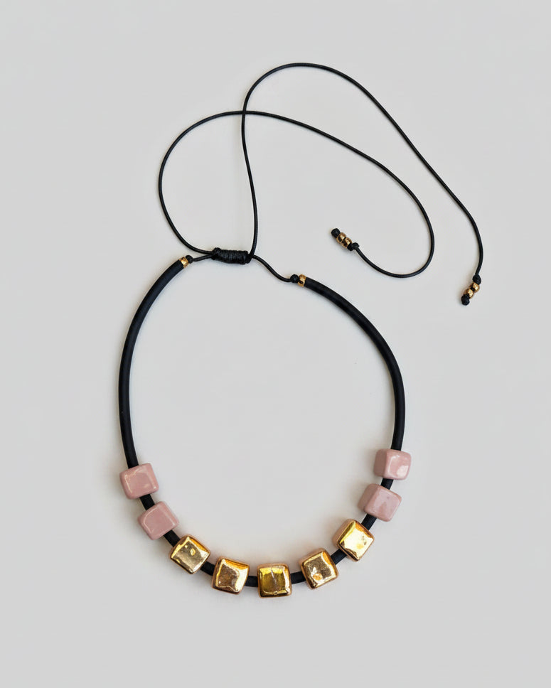 Girocollo in ceramica - cubetti rosa e oro